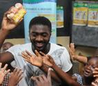 Nutrition Champions Kolo Toure, Ivorian international footballer visits children at a school in Yopougon, Abidjan, Cote D'Ivoire on 8th October 2012. Kolo took part in a lesson about nutrition.
Credit: Gouegnon Thierry/Save the Children
